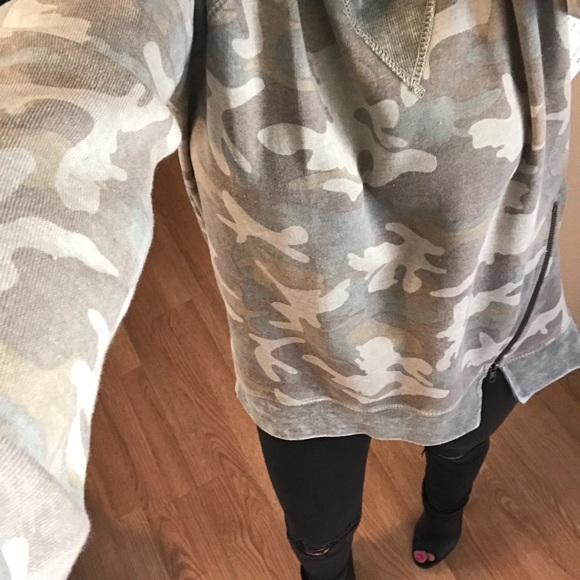 Last one New💙Faded Camo zip sweater - Picture 2 of 8